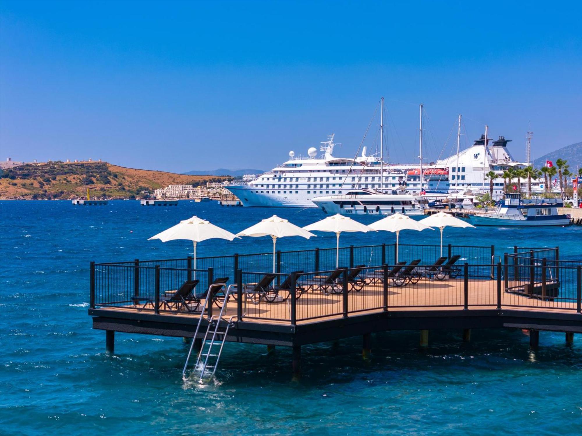 Labranda TMT Bodrum Exterior foto Cruise ship at the port of Kos